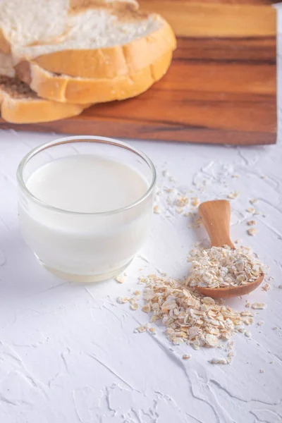 Вівсянка Дерев Яній Ложці Свіже Молоко Білому Тлі Здорової Їжі — стокове фото