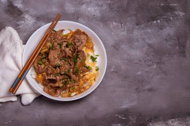 Kore 'de ve Japon restoranında Japon Teriyaki soslu dilimlenmiş domuz pirinci..