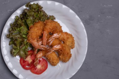 Soslu kızarmış karides tempura.