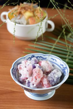 Hindistan cevizi sütü serpilmiş Hindistan cevizi 