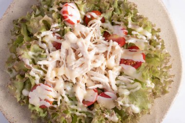 Dilimlenmiş tavuk göğsü yeşil meşe salatası, kremalı domates salatası.