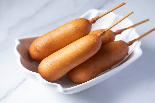 корн-дог это колбаса на палочке