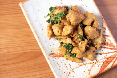 Fesleğenli kızarmış balık köftesi, el yapımı geleneksel Tayland usulü.