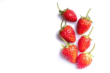 Beyaz arka planda taze çilekler