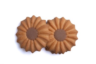 Beyaz arka planda çikolatalı vanilyalı kurabiye.