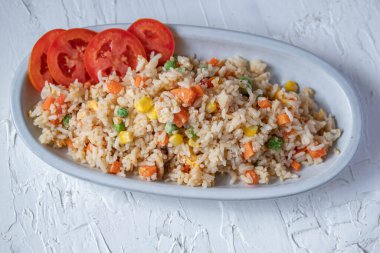 Kızarmış pilav, karışık sebze ve domuz eti.