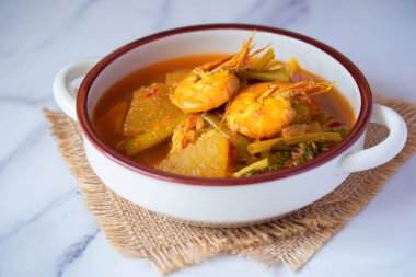 Karidesli sarı köri (Kaeng Som) karides ve sebze ile yerel Tayland yemeklerini karıştırın..