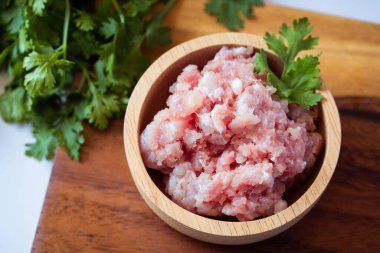 Tahta bir fincanda çiğ domuz eti.