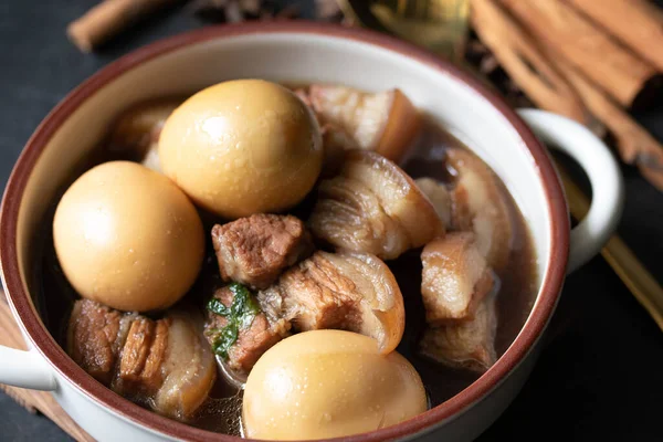 Tayland soslu yumurta ve domuz yahnisi.