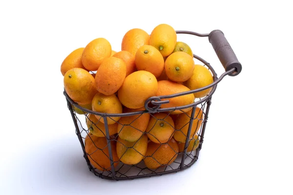 Πορτοκαλί Kumquat Ένα Ψάθινο Καλάθι Λευκό Φόντο — Φωτογραφία Αρχείου