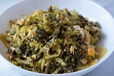 Yumurta tarifli kızarmış lahana turşusu. Tayland yemeği.