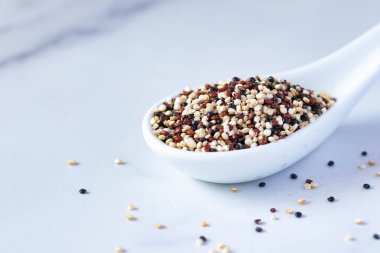 Beyaz kaşıkta kinoa Sağlıklı Dostlar Yemeği