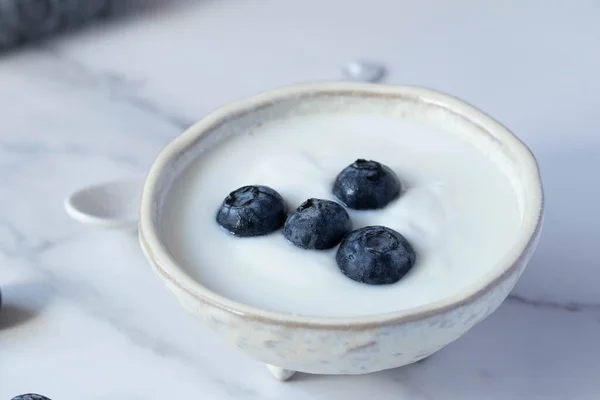 Yogurt Arándanos Frescos Taza Blanca Sobre Fondo Mármol —  Fotos de Stock