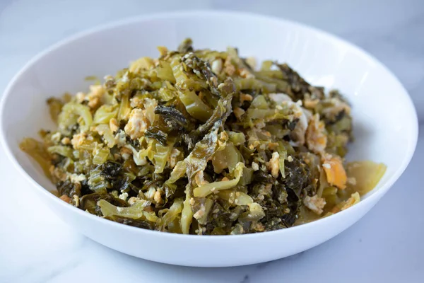 Yumurta tarifli kızarmış lahana turşusu. Tayland yemeği.