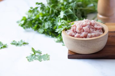 Tahta bir fincanda çiğ domuz eti.