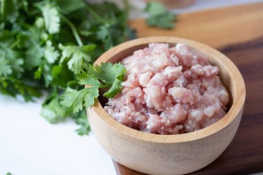 Tahta bir fincanda çiğ domuz eti.