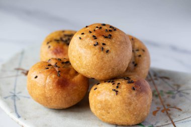 Siyah fasulyelerle doldurulmuş yuvarlak çörekler. Geleneksel Endonezya Yemeği.