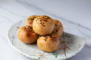 Siyah fasulyelerle doldurulmuş yuvarlak çörekler. Geleneksel Endonezya Yemeği.