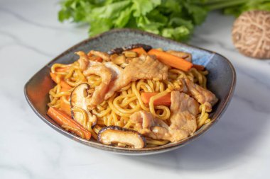 Udon kızarmış erişteli teriyaki soslu domuz eti ve sebzeli shiitake mantarı.