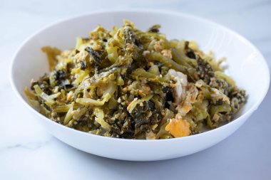 Yumurta tarifli kızarmış lahana turşusu. Tayland yemeği.