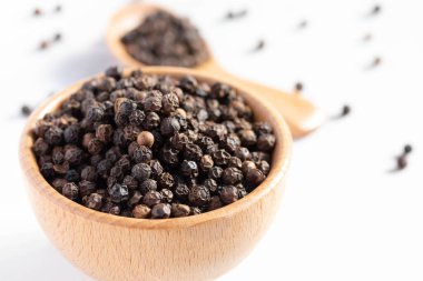 Tahta bardakta siyah biber.