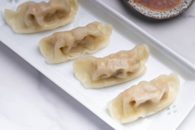 Soya soslu beyaz tabakta domuz eti.