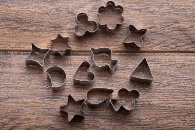 Metal kurabiye çeşitli şekillerde baskı yapar.