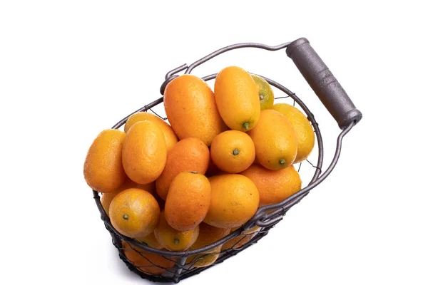 Πορτοκαλί Kumquat Ένα Ψάθινο Καλάθι Λευκό Φόντο — Φωτογραφία Αρχείου