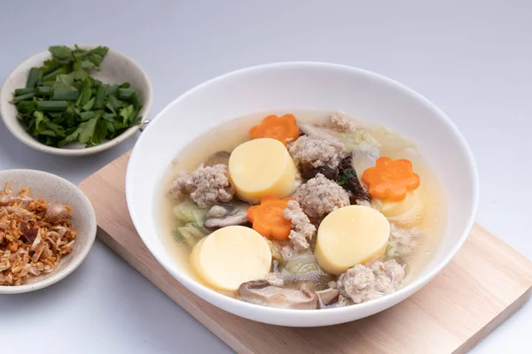 豆腐とクリアスープ ミンチポーク 野菜やニンジン — ストック写真