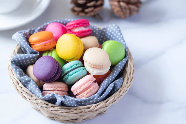 Macarons Dans Panier Thé Chaud — Photo