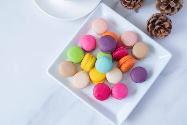 Macarons Colorés Assiette Blanche — Photo