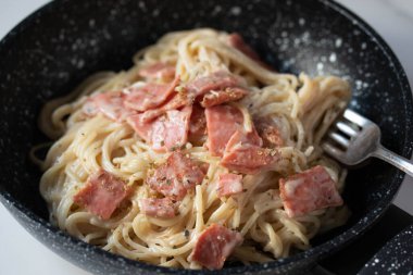 Jambon ve Oregano 'lu Carbonara Spagettisi
