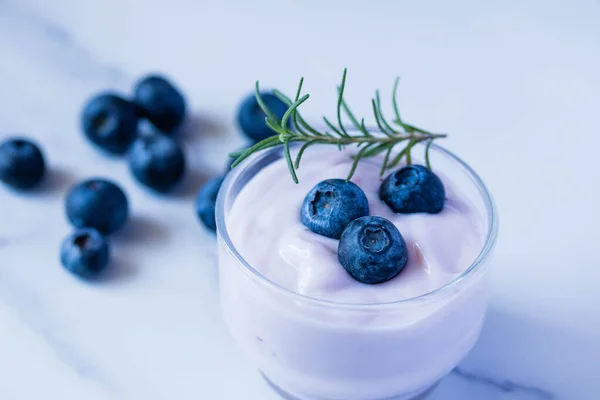 Färsk Blåbär Yoghurt Ett Klart Glas — Stockfoto