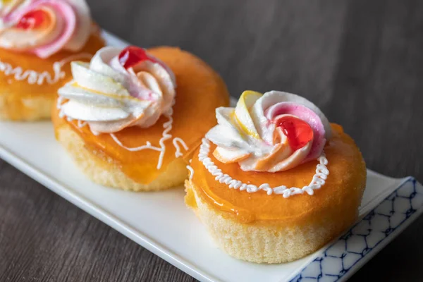 Vanillekuchen Mit Orangensahnebelag — Stockfoto