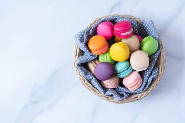 Sepette makarna ve sıcak çay.