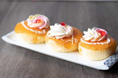 Turuncu Kremalı Vanilyalı Kek