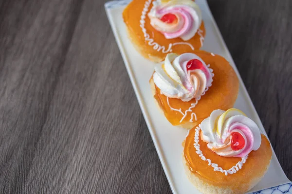 Vanilla Kue Dengan Orange Cream Topping — Stok Foto