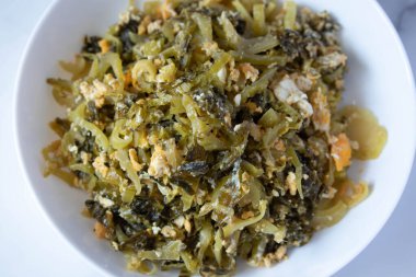 Yumurta tarifli kızarmış lahana turşusu. Tayland yemeği.