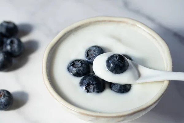 Yogurt Arándanos Frescos Taza Blanca Sobre Fondo Mármol —  Fotos de Stock