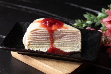 Siyah tonlarda çilekli krep..