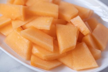 Portakal hamurlu taze Japon kavunu.