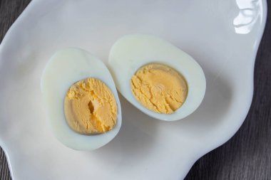 Beyaz tabakta yarı haşlanmış yumurta.