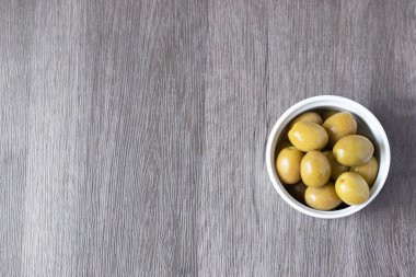 bir kase salamura yeşil zeytin