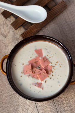 Sebzeli peynir çorbası ve yakın plan tostlu jambon. Kahverengi kasede yatay fıskiyeler serpin..