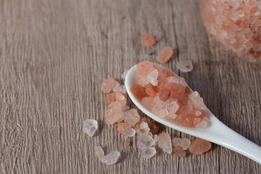 Himalaya pembe tuzu beyaz kaşıkta