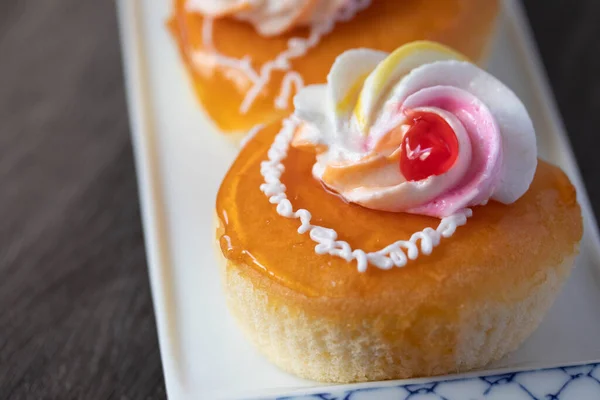 Vanillekuchen Mit Orangensahnebelag — Stockfoto