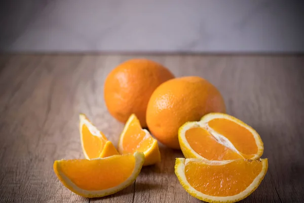 Μισό Φρέσκο Πορτοκάλι Φόντο Ξύλινη — Φωτογραφία Αρχείου