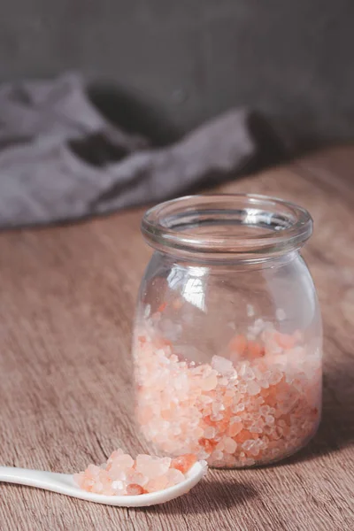ガラス瓶とスプーンでヒマラヤピンクの塩 — ストック写真