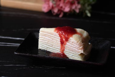 Siyah tonlarda çilekli krep..