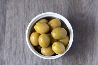 bir kase salamura yeşil zeytin